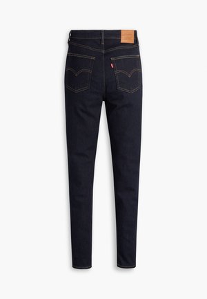Jeans Levi's blu scuro mostrati da dietro con due tasche a toppa, cuciture a contrasto e un'etichetta in pelle sul bordo della vita.