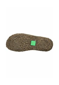 Suela de zapato de goma con un diseño texturizado que recuerda a ramas entrelazadas. Presenta un cuadrado verde con un logo en el centro. Color marrón en general.