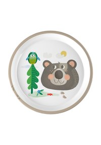 Okrągły talerz melaminowy z ilustracją niedźwiedzia i ptaka, w kolorach szarości, zieleni i niebieskiego, z beżową krawędzią. Obecne logo "HABA".