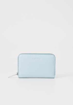 Helles blaues Reißverschluss-Wallet aus glattem Leder mit silberner Logo-Detaillierung. Verfügt über ein einfaches rechteckiges Design und einen silbernen Reißverschluss-Zieher.