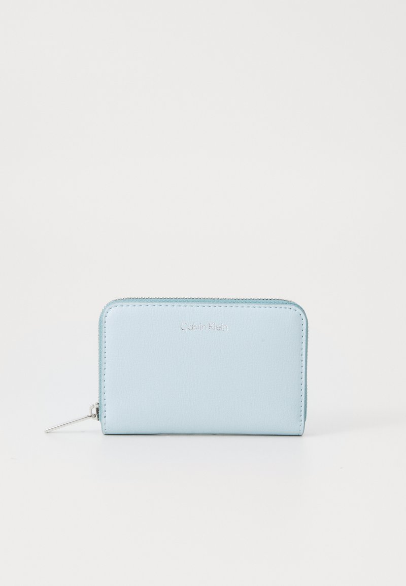 Helles blaues Reißverschluss-Wallet aus glattem Leder mit silberner Logo-Detaillierung. Verfügt über ein einfaches rechteckiges Design und einen silbernen Reißverschluss-Zieher.