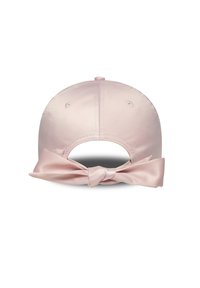 Gorro de cetim rosa com uma abertura na parte traseira e um detalhe em laço. O design apresenta uma textura suave e uma forma arredondada com orifícios de ventilação.