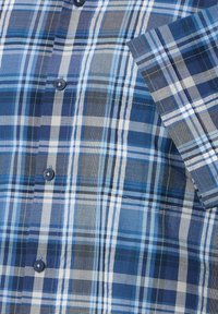 Kurzarmhemd in blauem Karomuster mit einer Mischung aus dunklen und hellen Blautönen, Knöpfen und einer einzelnen Brusttasche. Strukturierter Baumwollstoff.