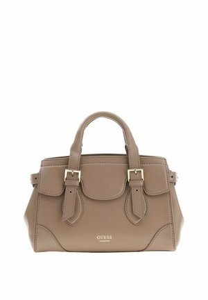 Sac à main Guess en cuir taupe avec deux poignées supérieures, boucles décoratives à l'avant et logo en lettres dorées sur fond blanc.