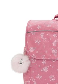 Zaino rosa con motivi di stelle bianche e facce di gatto, dotato di un morbido portachiavi a pom-pom rosa con una pallina argentata lucida.
