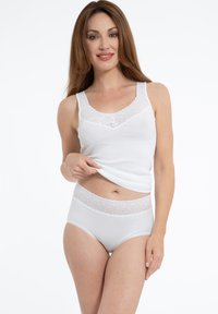 Weißes Baumwolltanktop mit Spitzenbesatz am Ausschnitt, kombiniert mit passenden weißen hochgeschnittenen Slips mit einem Spitzenbund.