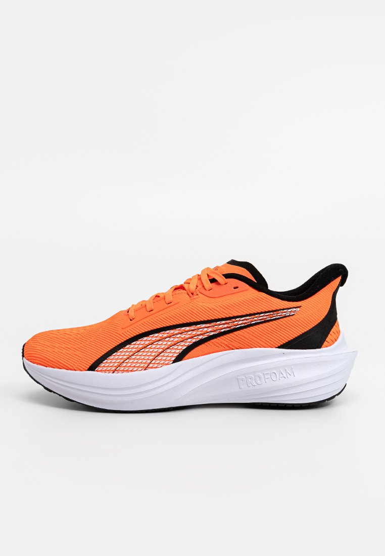 Zapatos deportivos con una parte superior de textil naranja, acentos negros, entresuela blanca PROFOAM y superposiciones laterales con diseño. Diseñados para la comodidad y el rendimiento.