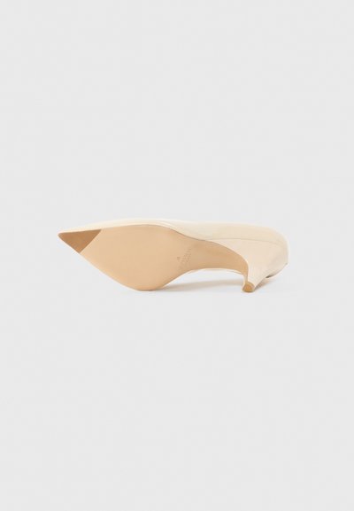 Pantof cu toc înalt din piele patent bej, cu vârf ascuțit și toc subțire stiletto. Textură netedă și design minimalist cu margine rotunjită la spate.