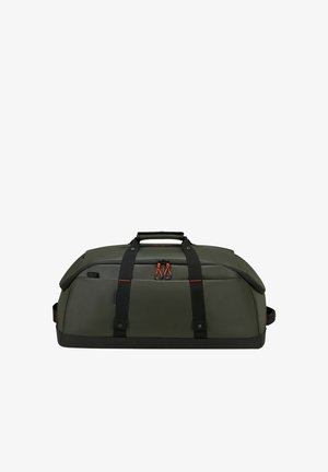 Große olivgrüne Reisetasche mit schwarzen Trägern, zwei Reißverschlusslaschen und einem gepolsterten Griff oben vor weißem Hintergrund.