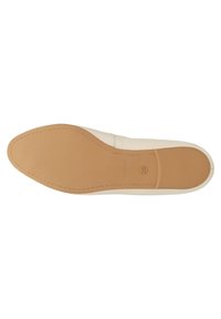 Scarpa in pelle beige con tomaia liscia, suola in gomma e dettagli ricamati, dotata di un motivo di grip testurizzato sulla parte inferiore.
