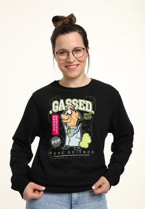 Zwarte sweatshirt met cartoonafbeelding van een karakter in een laboratoriumjas, gele stropdas en de tekst "GASSED" in vetgroen en roze.
