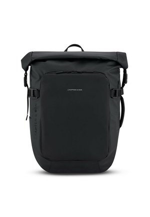 Mochila negra tipo roll-top hecha de un material impermeable. Cuenta con un bolsillo frontal con cremallera, correas ajustables y un asa superior para llevar.