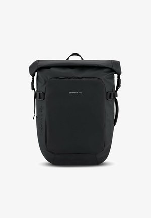 Schwarzer Rolltop-Rucksack aus wasserdichtem Material. Verfügt über eine vordere Reißverschlusstasche, verstellbare Riemen und einen oberen Tragegriff.