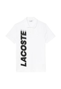 Valkoinen polo-paita, jossa on rohkea musta gradientti "LACOSTE" -logo vasemmalla puolella, klassinen kaulus, lyhyet hihat ja pehmeä puuvillakangas.