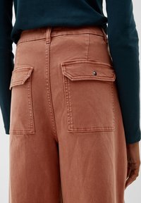 QS MIT HIGH WAIST - Flared Jeans - zimt