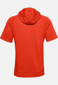 Hoodie rosso a maniche corte realizzato in morbido tessuto misto cotone. Presenta un cappuccio e un orlo dritto. Tessuto liscio senza motivi prominenti.