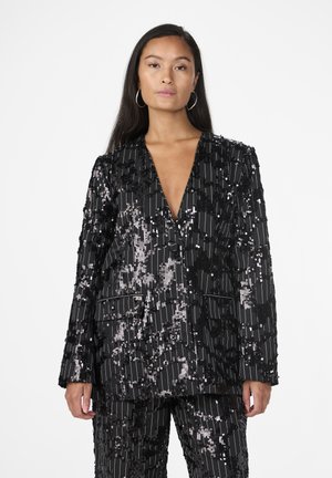 Blazer noir en sequins avec un design à rayures verticales, décolleté en V, manches longues et deux poches à l'avant. Texturé avec différents motifs de sequins.