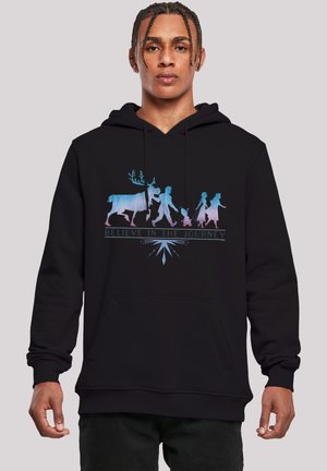 Sort hoodie med flerfarvet grafik af en silhuet-scene med en ren, figurer og teksten "Tro på rejsen."