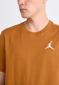 Jordan JUMPMAN CREW - Basic póló - desert bronze/white