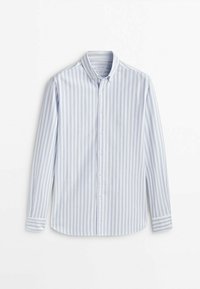 Chemise à manches longues boutonnée avec des rayures verticales bleu clair et blanc, col classique et poignets boutonnés, posée à plat sur un fond blanc.