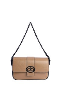 Bolso de mano de cuero beige con una correa de cadena negra, que cuenta con un cierre de solapa magnético y un logotipo ovalado prominente en la parte frontal.