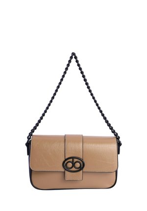 Bolso de mano de cuero beige con una correa de cadena negra, que cuenta con un cierre de solapa magnético y un logotipo ovalado prominente en la parte frontal.