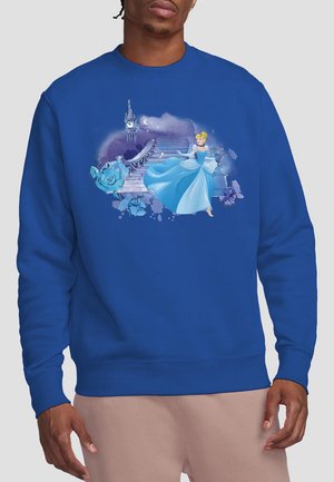 Blaues Sweatshirt mit einem Grafikdruck von Cinderella in einem hellblauen Kleid, mit einem Schloss und einer Uhr im Hintergrund, vor einem bunten Spritzer.