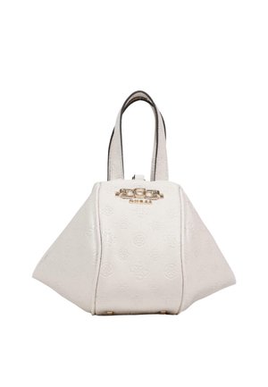 Bolso estructurado blanco con patrones de logotipo en relieve, dos asas superiores y herrajes de marca en tono dorado en la parte frontal.