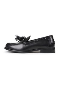 Zwarte leren moccasin schoen met een platte zool, decoratieve franjes en stiksel langs de randen. Gladde textuur en klassiek ontwerp.