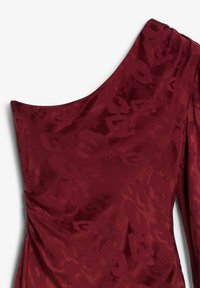 Vestido burdeos de un solo hombro hecho de tela suave, con un patrón abstracto tonal y detalles fruncidos en un lado.