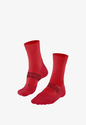 Stel met twee rode sportieve enkelsokken met zwarte tekstdetails, ontworpen voor rechter- en linkervoet, afgebeeld tegen een witte achtergrond.