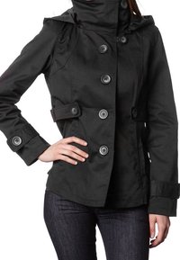 Czarna, dopasowana kurtka z wysokim kołnierzem, zapięciem na guziki z przodu oraz dwurzędowym guziczkowaniem. Wyposażona w boczne kieszenie i gładką, fakturowaną tkaninę.