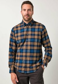 Geruite lange mouw shirt in een blauw, bruin en grijs ruitpatroon. Knop-down kraag, knopen aan de voorkant en borstzakdetail. Zachte stof.