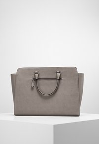 Šedá kabelka z umělé kůže se strukturovaným designem, dvojitými uchy, zipovou kapsou a hladkým povrchem, s minimálními kovovými akcenty.