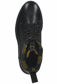 Stivale alla caviglia in pelle nera con lati texture, chiusura con lacci e interno foderato di giallo. Presenta una linguetta sul retro.