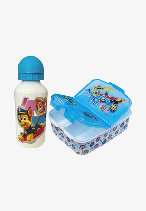 Bottiglia d'acqua in plastica con tappo azzurro chiaro e cani cartoni animati. Contenitore per pranzo trasparente e diviso con coperchio blu e motivi di personaggi sui lati.