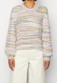 Maglione lavorato a maglia in tonalità pastello, con scollatura rotonda e maniche leggermente a sbuffo. Testurizzato con strisce multicolori e polsini a costine.