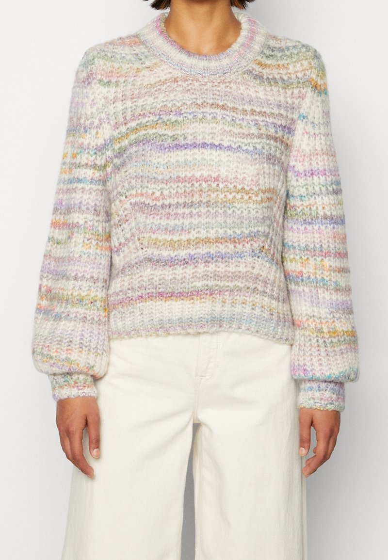 Maglione lavorato a maglia in tonalità pastello, con scollatura rotonda e maniche leggermente a sbuffo. Testurizzato con strisce multicolori e polsini a costine.