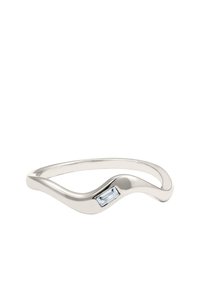 Zilveren ring met een golvend ontwerp, voorzien van een kleine, rechthoekige blauwe edelsteen die in de band is gezet. Gladde textuur en gepolijste afwerking.