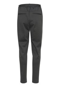 I pantaloni grigi scuri presentano una vestibilità slim, una texture liscia, una vita elastica e due tasche posteriori con un sottile dettaglio di design.