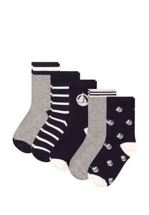 Fünf Paare Baumwollsocken in grau und marineblau, mit gestreiften und gemusterten Designs sowie einfarbigen und kontrastierenden Bündchen.