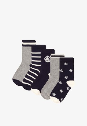 Cinque paia di calzini di cotone con colori grigio e blu navy, design a righe e a motivi con risvolti solidi e a contrasto.