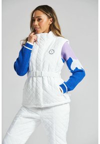 Weiß gesteppte Weste mit hohem Kragen, Ärmeln im blauen und lila Muster, einem Logo auf der Brust und einem Gürtel in der Taille.