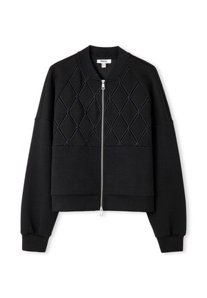 Zwarte bomberjack met een voorrits, een diamantvormige doorgestikte textuur op de romp, en geribbelde manchetten en zoom. Gemaakt van zachte stof.