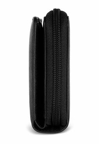 Portafoglio nero con superficie testurizzata, bordi arrotondati e chiusura con zip su un lato. Design compatto, adatto per l'uso quotidiano.