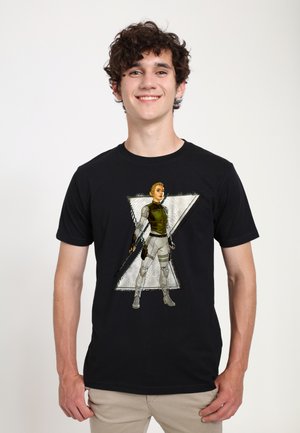 Czarna koszulka z grafiką postaci w stroju bojowym, z szaro-srebrnym pancerzem, szczegółowymi akcentami i stojącą na tle srebrnego trójkąta.