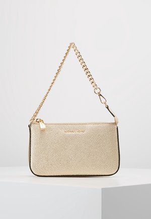 Petit sac à main en métal doré texturé avec une bandoulière chaîne dorée et une fermeture éclair, affichant le logo Michael Kors à l'avant.