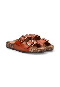 Sandalias de cuero marrón con tres hebillas ajustables, suela de corcho, diseño plano y plantilla texturizada. Diseñadas para ofrecer comodidad y facilidad de uso.