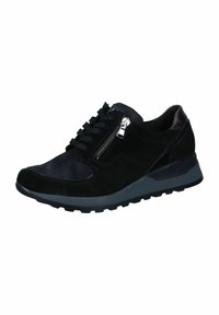 Zwarte sport sneaker van suede en mesh, met een vetersluiting, ritsdetail en een stevige grijze rubberen zool met grip.