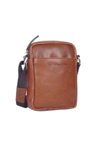 Borsa a tracolla in pelle marrone con una texture liscia, tasca frontale con zip, tracolla regolabile in tessuto intrecciato e dettaglio del logo impressa.
